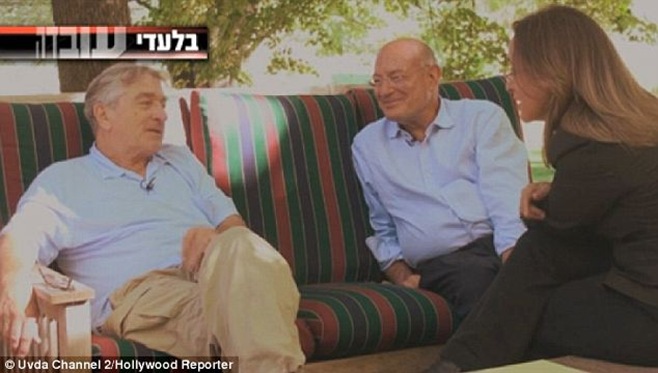 Robert de Niro next to his perfidious Jewish friend at the interview for the show