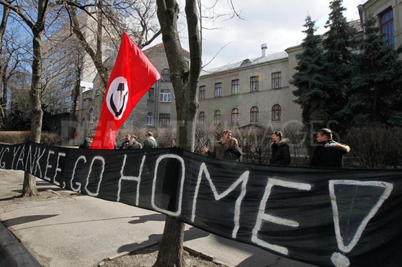 1300809687-ultra-left-protest-us-role-in-libya-outside-the-us-embassy-in-kiev-_632186