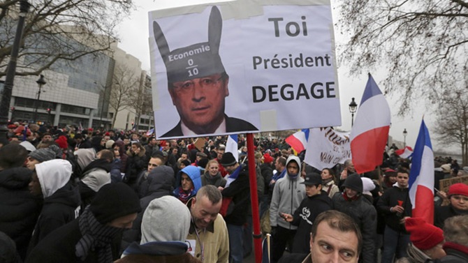 france_paris_protest_hollande.si