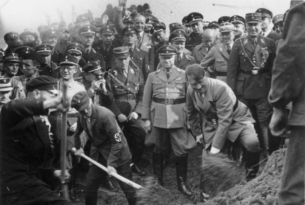 Bundesarchiv_Bild_183-R27373,_Reichsautobahn,_Adolf_Hitler_beim_1._Spatenstich,_bei_Frankfurt
