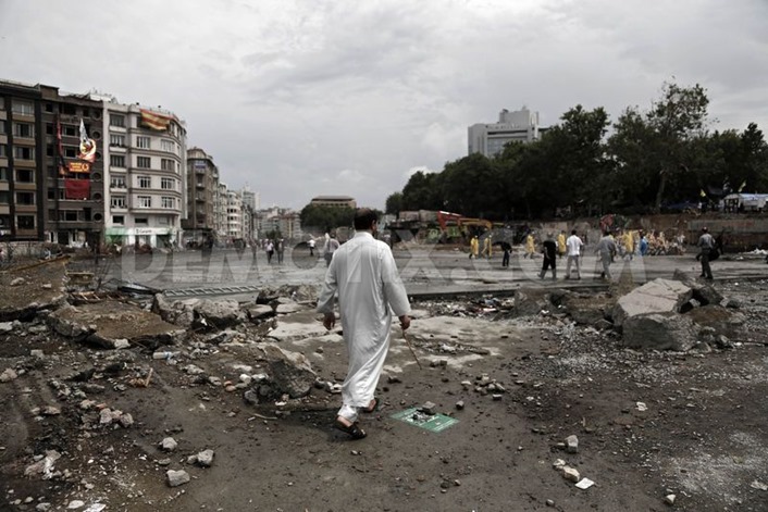 1371095493-taksim-square-in-istanbul-following-a-night-of-unrest_2146673