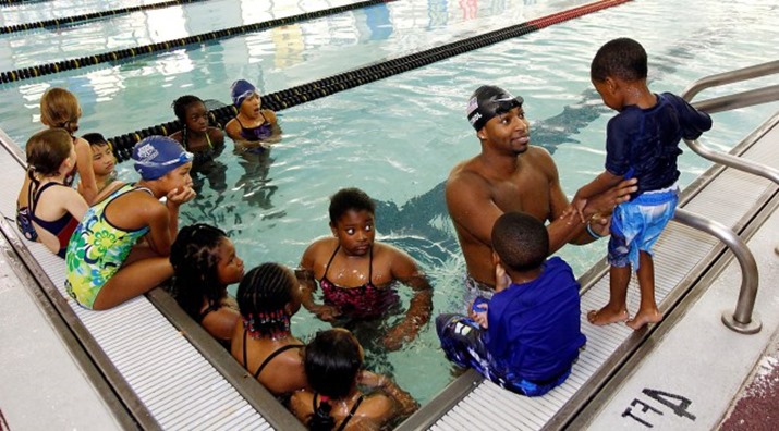 cullen-jones-teaches-kids-to-swim-e1337884343966