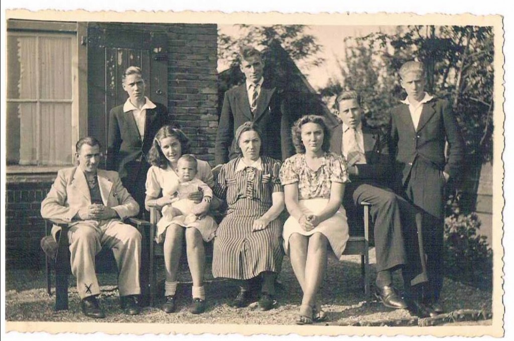 Henk Zanoli, second from right, with his family in 1942.