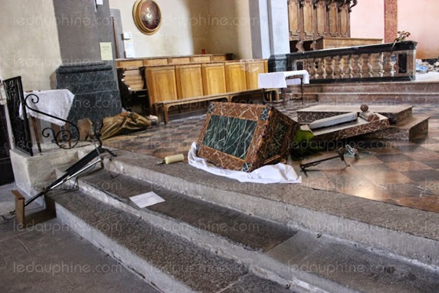 les-autels-ont-ete-renverses-a-la-basilique-et-a-l-eglise-photo-le-dl-a-cz