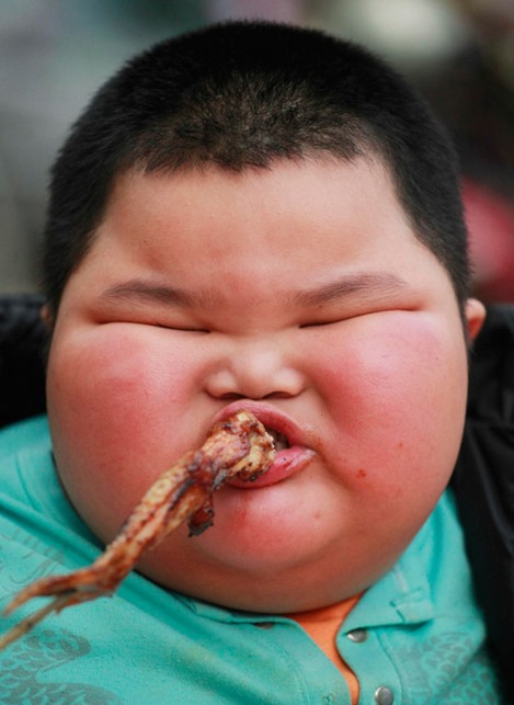 xiao-hao-chinese-4-year-old-fatty-boy-62kg-09-chicken-wing