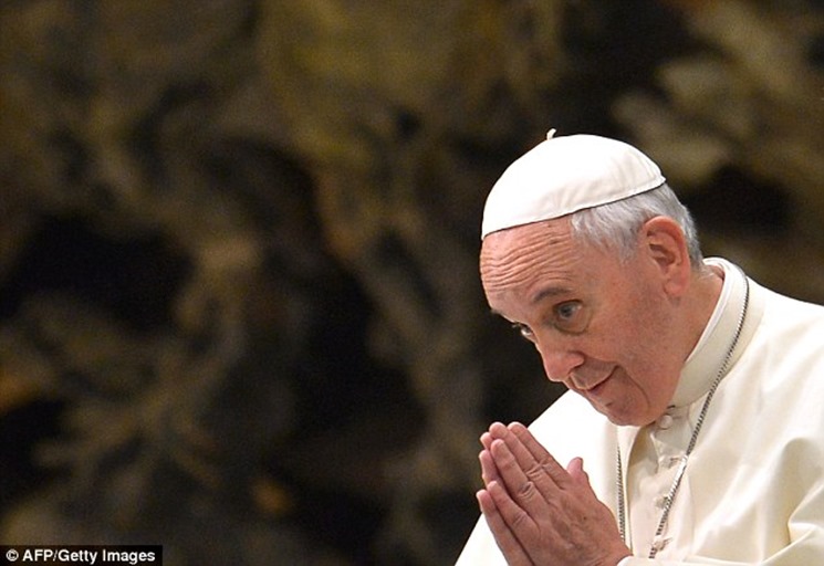 1414514747841_wps_39_Pope_Francis_gestures_dur