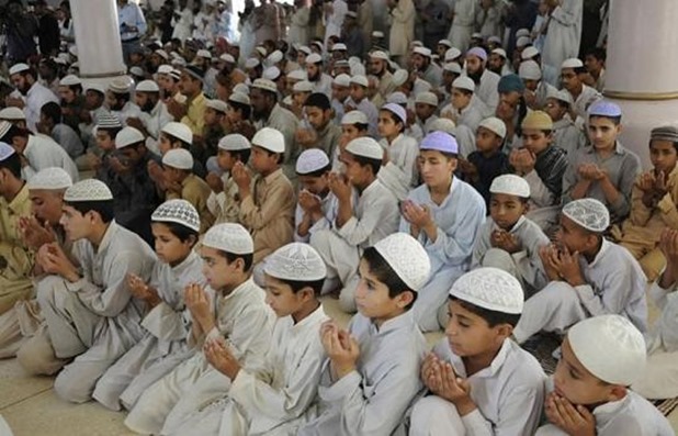 Prayer-for-Pakistan-in-Karachi-Deeni-Madrasa