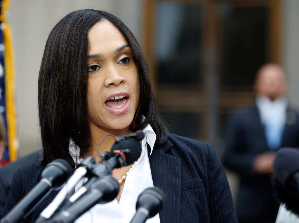After announcing the stupid charges only a Negro could announce without bursting out laughing, Marilyn Mosby did the moonwalk and grabbed her crotch.