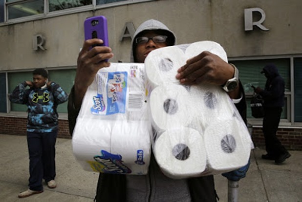 Looting-selfie-Baltimore