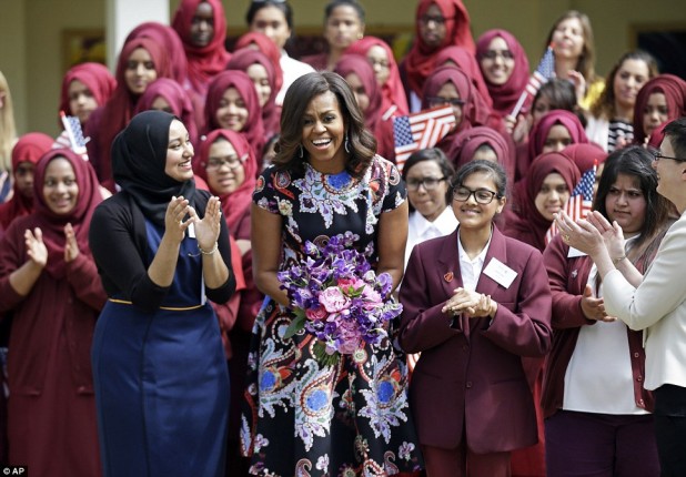 29A959A500000578-3126114-Smiles_Michelle_Obama_has_met_with_pupils_at_a_girls_school_in_e-a-1_1434449345772