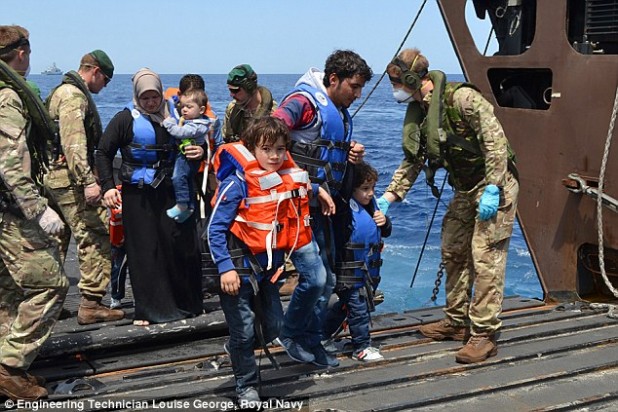 29F0033800000578-3137782-A_total_of_914_migrants_were_picked_up_from_overcrowded_boats_by-a-6_1435181048760