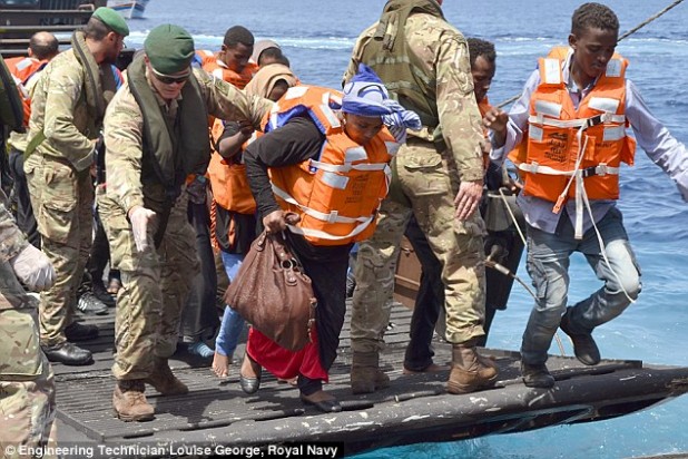 29F0034000000578-3137782-The_huge_rescue_operation_this_weekend_came_after_1_200_migrants-a-7_1435171637614