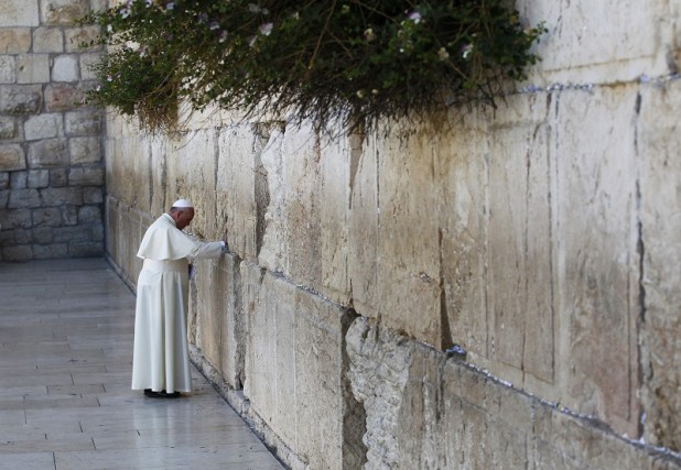 Pope Francis touches the stones of the Western Wall, Judaism's holiest prayer site, in Jerusalem's Old City May 26, 2014. Francis completes a tour of the Holy Land on Monday, paying homage to Jews killed in the Nazi Holocaust and looking to affirm Christian rights at a disputed place of worship in Jerusalem. REUTERS/Ronen Zvulun (JERUSALEM - Tags: RELIGION POLITICS TPX IMAGES OF THE DAY)