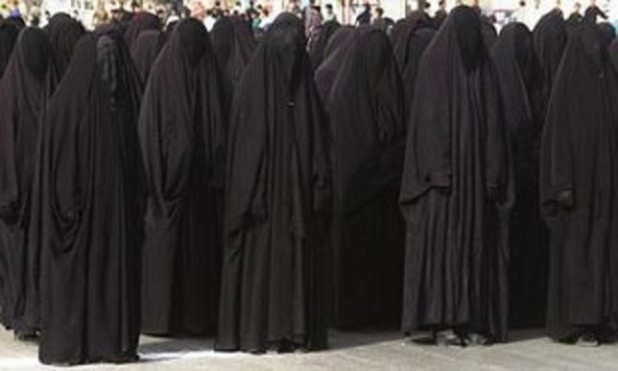 muslim-women-in-burqas-3_thumb.jpg