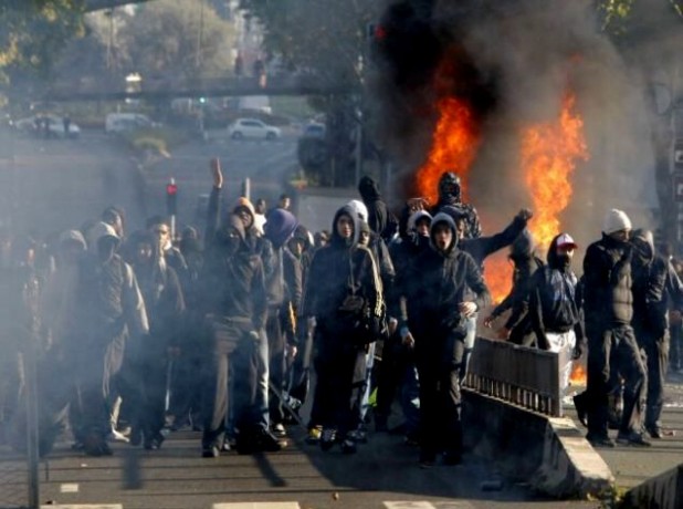 Angry_youths_torch_cars_outside_Paris-1