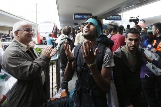 These healthy 25-year-old war deserters might not be able to read, but they sure can praise the hell out of some Allah. (NOTE TO GERMAN CUCKS: WHEN A MOSLEM STARTS PRAISING ALLAH YOU ARE TO CLAP FOR THEM, BY ORDER OF MAMA MERKEL, EMPRESS OF EUROPE)