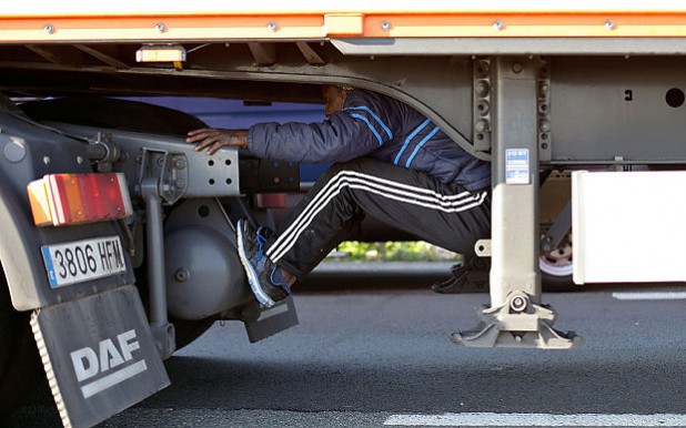 Calais_migrant-sit_3351825b