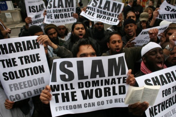 muslims-carrying-banners-declaring-islam-will-dominate-the-world-protest-at-the-visit-of-mr-wilders-to-the-uk-620x414
