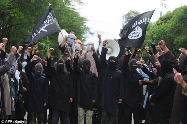 2B46C7D300000578-3193971-Indonesian_Muslim_hard_liners_waved_an_Islamic_State_flag_during-a-6_1439366151842