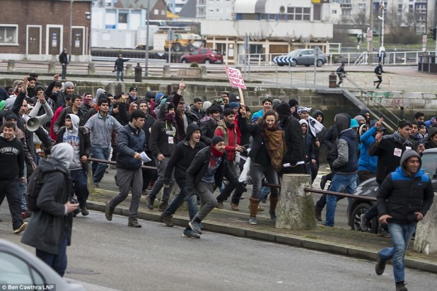 3081273700000578-3413566-The_Port_of_Calais_has_been_closed_after_hundreds_of_migrants_st-a-23_1453572800624