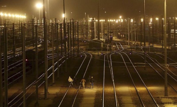 Nonwhite invaders storm the Eurotunnel at Calais.