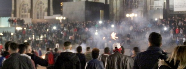 Zahlreiche Menschen sind am 31.12.2015 in Köln (Nordrhein-Westfalen) auf dem Vorplatz des Hauptbahnhofs zu sehen. In der Silvesternacht waren am Kölner Hauptbahnhof Frauen sexuell belästigt und augeraubt worden. Foto: Markus Böhm/dpa +++(c) dpa - Bildfunk+++