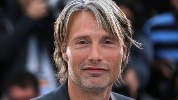 mads_mikkelsen_smile_man_look_gray-haired_70436_1920x1080