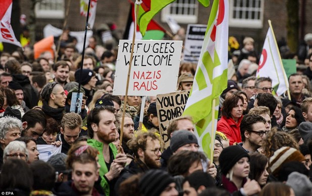30EFB11F00000578-3435093-Thousands_also_turned_out_to_oppose_the_PEGIDA_supporters_Pictur-a-4_1454797208777