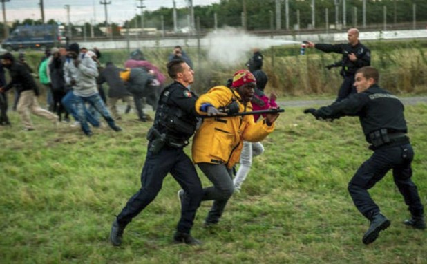 Calais-police-invaders