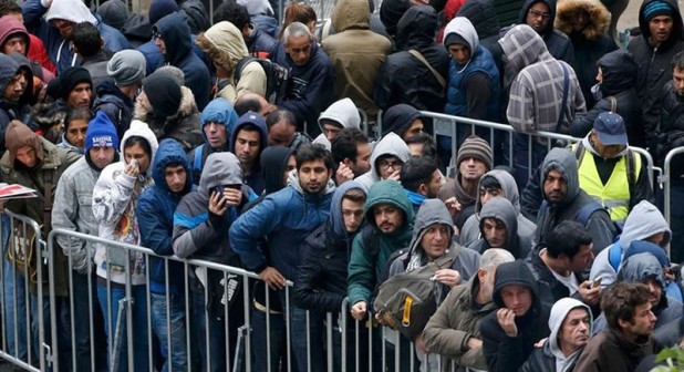 refugee-queue-germany