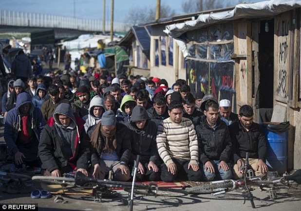 31DA5C8E00000578-0-Hundreds_of_Muslim_migrants_were_today_photographed_praying_in_t-a-7_1457179585833