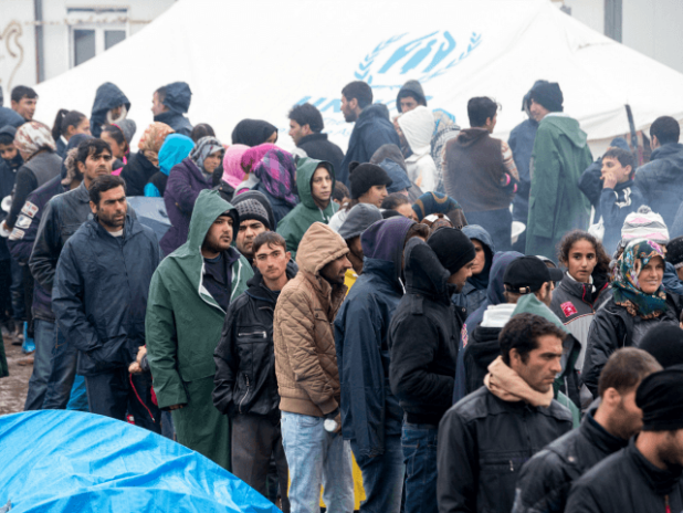 Men-queue-for-food-at-the-Idomeni-refugee-camp-on-the-Greek-Macedonia-border-Getty-640x480