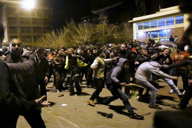 photos-muslim-migrants-riot-and-fight-over-free-food-24-hours-after-angelina-jolie-visit-33918