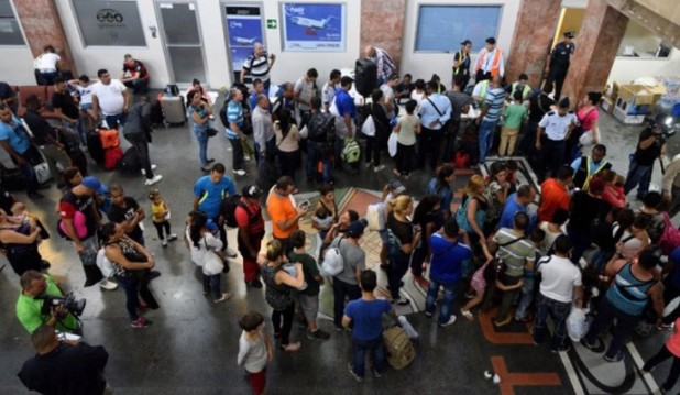 Cubans-wait-this-week-at-Panama-Citys-airport-for-flights-to-Mexico