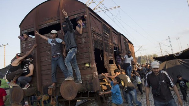 Migrants-push-a-wagon-through-the-camp-towards-Greek-police-at-th