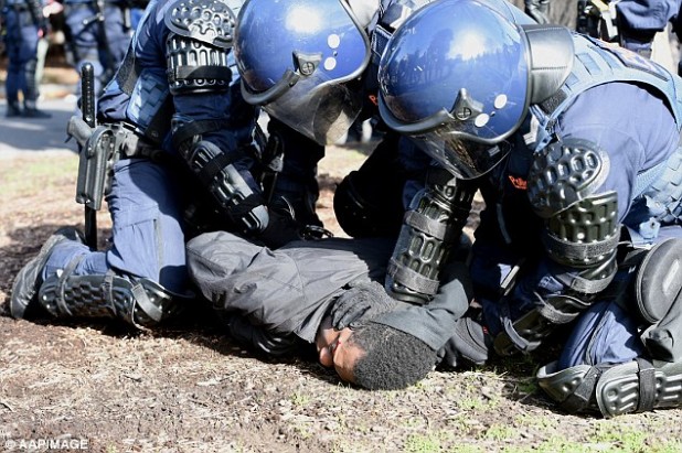 35AD45AE00000578-0-An_anti_racism_and_facism_protester_is_arrested_for_assault_afte-a-14_1466982374384 (1)