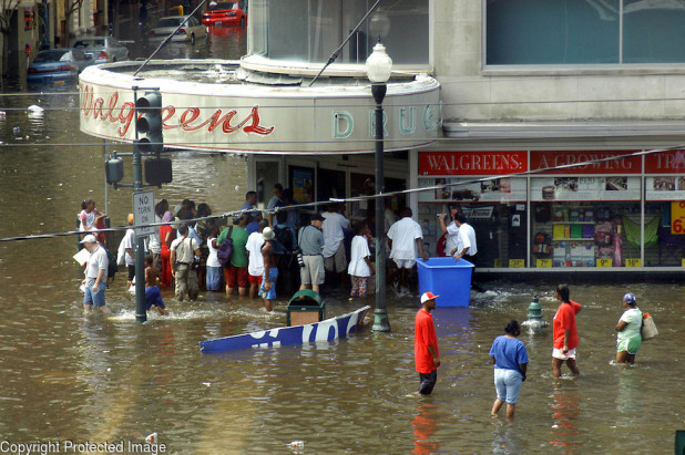 Line for looting at canal street