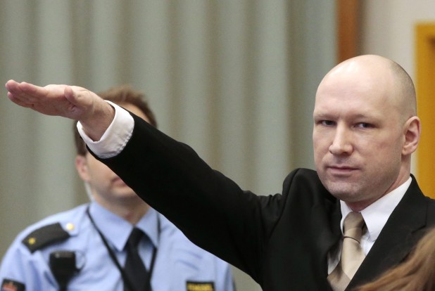 epa05212138 Convicted mass killer Anders Behring Breivik gestures as he enters the court room in Skien prison, Norway, 15 March 2016. Behring Breivik is charging Norwegian authorities of violating his human rights by holding him in isolation for almost five years. EPA/LISE ASERUD NORWAY OUT Dostawca: PAP/EPA.