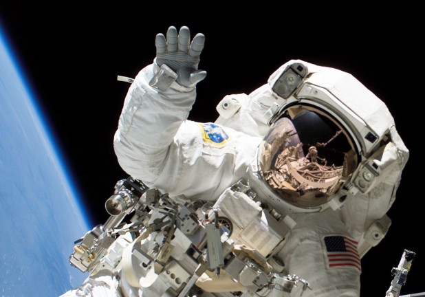 astronauts-fingernails-hands-shuttle_24798_990x742