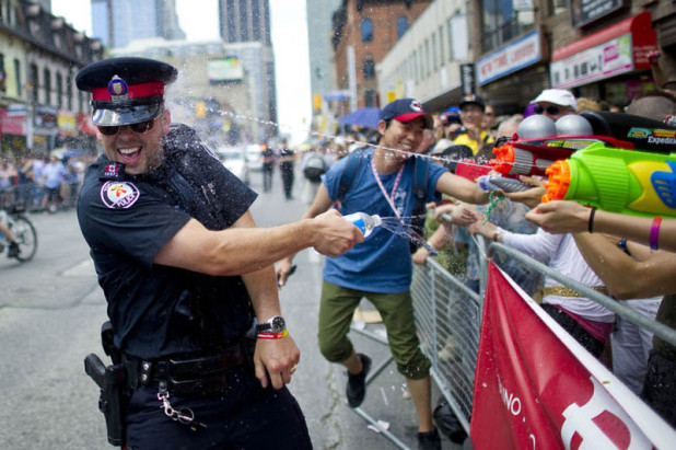 canadian-toronto-police-officer-water-fight-during-pride-2011-carlos-osorio
