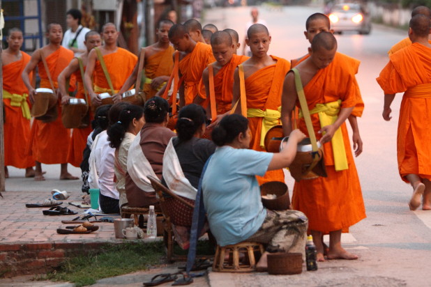 Luang_Prabang_Monks_Alm_Dawn_01