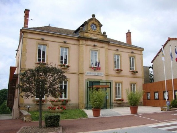 Rathaus-Mairie-von-Saint-Denis-de-Cabanne-640x480