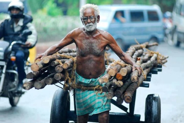 Respect-for-this-Old-Man-for-His-Hard-Work-in-India