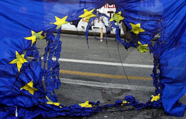 euroopan unioni eu lippu poltettu tuhottu reikä h_50771561