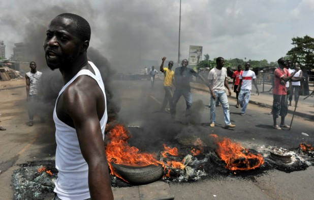 Residents burn tires and block the stree