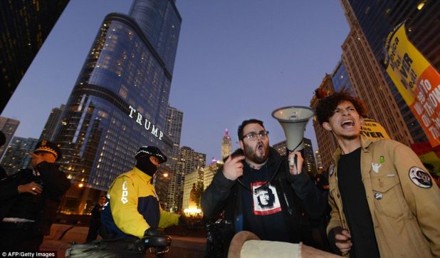 3a37af6500000578-3922098-chicago_protesters_march_on_trump_tower_in_chicago_watched_by_po-a-32_1478778493558