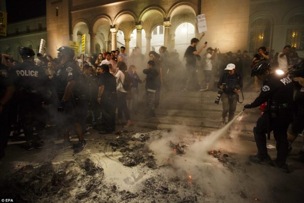 3a389d2500000578-3922098-los_angeles_police_eventually_put_out_the_city_hall_fires_after_-a-18_1478776851430