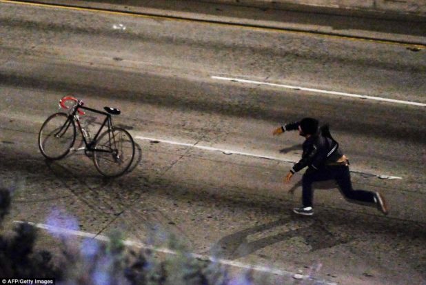 3a3b2aa000000578-3922098-los_angeles_a_man_was_seen_throwing_his_bike_towards_police_as_d-a-11_1478776851424