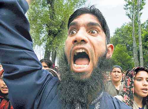 1610|1131|F|A Kashmiri protester shouts pro-freedom and pro-Pakistan slogans during the joint funeral procession of Bilal Ahmed Dar and two rebels in the village of Narwara, some 40 Kilometers (25 miles) southwest of Srinagar, India, Tuesday, June 19, 2007. Thousands of people marched in Indian-controlled Kashmir Tuesday protesting the killing of 17-year-old Bilal Ahmed Dar by government forces, who locals claim had no ties to militant groups. The teen was killed along with two rebels Monday in a gun battle between police and suspected Kashmiri rebels in the village of Chewdara. (AP Photo/Rafiq Maqbool)