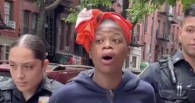 Manhattan: Black Woman Goes Wilin on Dem White Bitches